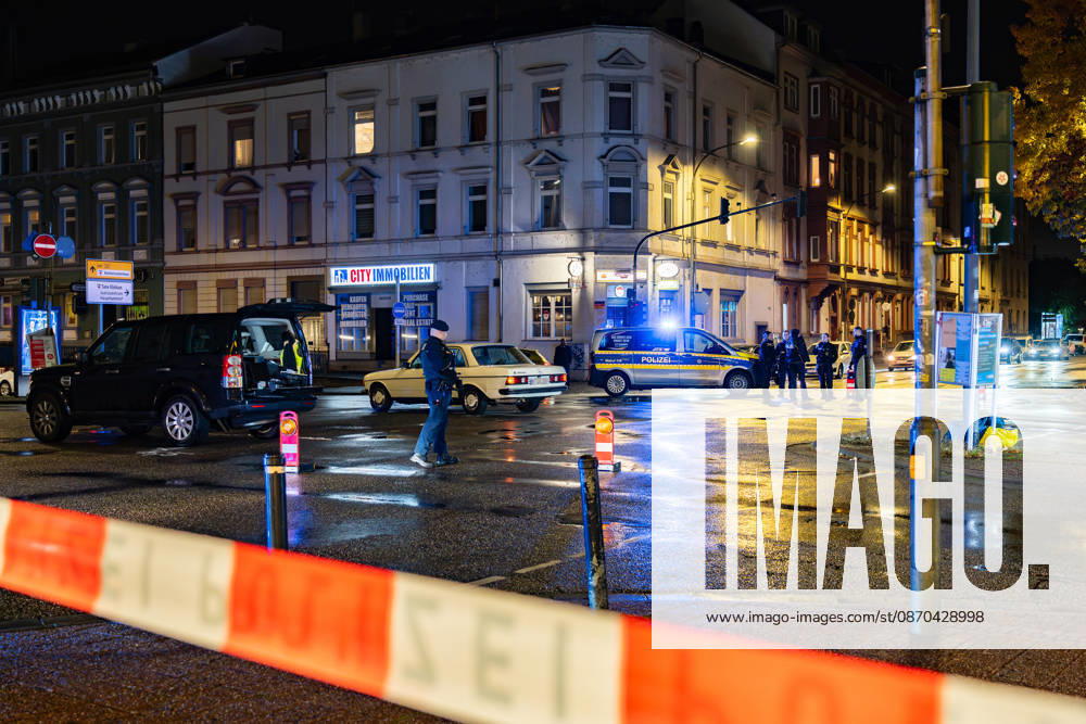 Fußgänger nach Zusammenstoß mit Mercedes lebensbedrohlich verletzt Am 22.10.2026 kam es gegen 19.10 Uhr an der Kreuzung Waldstraße Bismarckstraße in der Offenbacher Innenstadt zu einem schweren Verkehrsunfall. Ein 22-Jähriger war mit einem weißen Mercedes auf der Waldstraße in Richtung Spessartring unterwegs, als er mit einem 64-jährigen Fußgänger zusammenstieß. Der Mann wurde durch den Aufprall auf die Fahrbahn geschleudert und erlitt lebensbedrohliche Verletzungen. Rettungskräfte brachten ihn in kritischem Zustand in ein Krankenhaus, wo er intensivmedizinisch behandelt wurde. Die Polizei zog zur Rekonstruktion des Unfallgeschehens einen Sachverständigen hinzu und untersuchte unter anderem die gefahrene Geschwindigkeit sowie