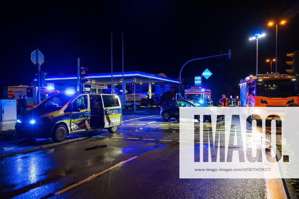 Streifenwagen und VW Golf kollidieren zwei Personen leicht verletzt Am 22.10.2026 kam es gegen 21:05 Uhr in Rüsselsheim am Main im Kreuzungsbereich Rugbyring und Friedrich-Ebert-Straße zu einem Unfall zwischen einem im Einsatz befindlichen Streifenwagen und einem VW Golf. Der VW krachte seitlich in das Polizeifahrzeug. Beide Fahrzeuge erlitten erheblichen Schaden. Die Beifahrerin des Polizeifahrzeugs und der Fahrer des VW Golf wurden leicht verletzt und in ein Krankenhaus transportiert. Die Unfallursache muss nun genau ermittelt werden, während der Rugbyring in Richtung Frankfurt für die Unfallaufnahme voll gesperrt war. Rüsselsheim am Main Hessen Deutschland