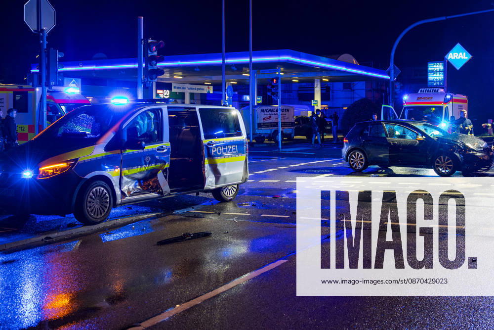 Streifenwagen und VW Golf kollidieren zwei Personen leicht verletzt Am 22.10.2026 kam es gegen 21:05 Uhr in Rüsselsheim am Main im Kreuzungsbereich Rugbyring und Friedrich-Ebert-Straße zu einem Unfall zwischen einem im Einsatz befindlichen Streifenwagen und einem VW Golf. Der VW krachte seitlich in das Polizeifahrzeug. Beide Fahrzeuge erlitten erheblichen Schaden. Die Beifahrerin des Polizeifahrzeugs und der Fahrer des VW Golf wurden leicht verletzt und in ein Krankenhaus transportiert. Die Unfallursache muss nun genau ermittelt werden, während der Rugbyring in Richtung Frankfurt für die Unfallaufnahme voll gesperrt war. Rüsselsheim am Main Hessen Deutschland