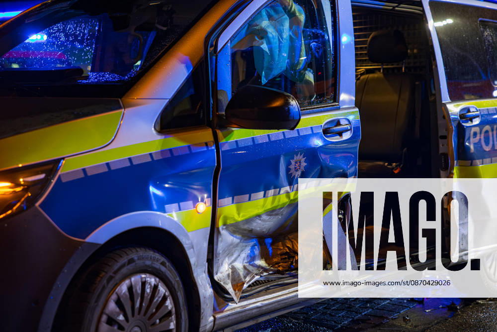 Streifenwagen und VW Golf kollidieren zwei Personen leicht verletzt Am 22.10.2026 kam es gegen 21:05 Uhr in Rüsselsheim am Main im Kreuzungsbereich Rugbyring und Friedrich-Ebert-Straße zu einem Unfall zwischen einem im Einsatz befindlichen Streifenwagen und einem VW Golf. Der VW krachte seitlich in das Polizeifahrzeug. Beide Fahrzeuge erlitten erheblichen Schaden. Die Beifahrerin des Polizeifahrzeugs und der Fahrer des VW Golf wurden leicht verletzt und in ein Krankenhaus transportiert. Die Unfallursache muss nun genau ermittelt werden, während der Rugbyring in Richtung Frankfurt für die Unfallaufnahme voll gesperrt war. Rüsselsheim am Main Hessen Deutschland