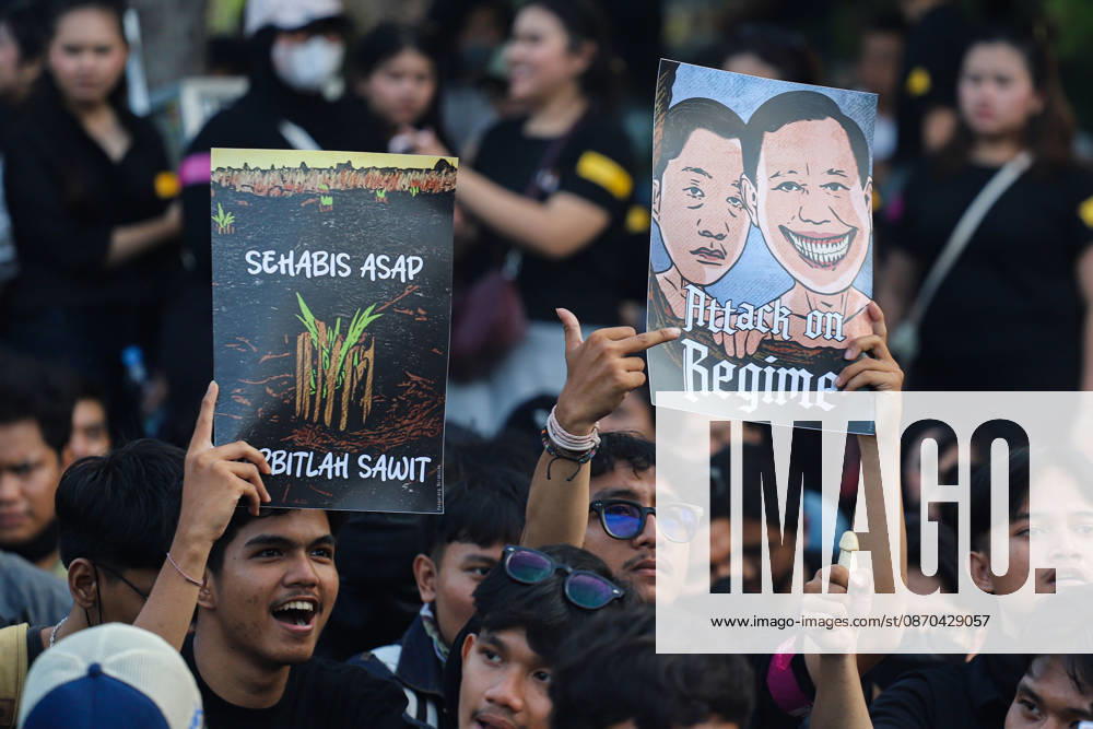 Demonstrators hold up posters during a protest in front of the Gedung Negara Grahadi in Surabaya, East Java, Indonesia, on October 22, 2026. The students demand accountability from the central and regional governments, alleging that both have failed to fulfill their political promises. Their demands include upholding civil supremacy, ending military involvement in the civil sphere, canceling the Free Nutritious Meal (MBG) program and the Red and White Village Cooperatives, and restoring the 20 percent education budget allocation as mandated by the constitution. They also request that forest and land fires (karhutla) be designated a national disaster. The protesters call for Prabowo Subianto - ZUMAp290 20261022_zip_p290_011