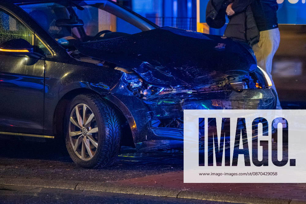Streifenwagen und VW Golf kollidieren zwei Personen leicht verletzt Am 22.10.2026 kam es gegen 21:05 Uhr in Rüsselsheim am Main im Kreuzungsbereich Rugbyring und Friedrich-Ebert-Straße zu einem Unfall zwischen einem im Einsatz befindlichen Streifenwagen und einem VW Golf. Der VW krachte seitlich in das Polizeifahrzeug. Beide Fahrzeuge erlitten erheblichen Schaden. Die Beifahrerin des Polizeifahrzeugs und der Fahrer des VW Golf wurden leicht verletzt und in ein Krankenhaus transportiert. Die Unfallursache muss nun genau ermittelt werden, während der Rugbyring in Richtung Frankfurt für die Unfallaufnahme voll gesperrt war. Rüsselsheim am Main Hessen Deutschland
