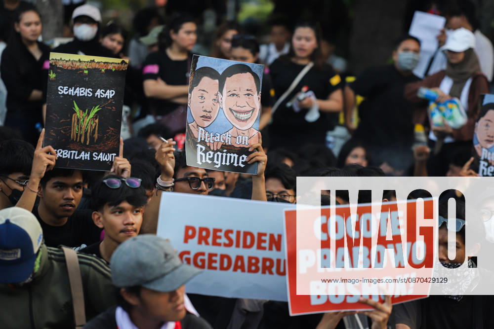 Demonstrators hold up posters during a protest in front of the Gedung Negara Grahadi in Surabaya, East Java, Indonesia, on October 22, 2026. The students demand accountability from the central and regional governments, alleging that both have failed to fulfill their political promises. Their demands include upholding civil supremacy, ending military involvement in the civil sphere, canceling the Free Nutritious Meal (MBG) program and the Red and White Village Cooperatives, and restoring the 20 percent education budget allocation as mandated by the constitution. They also request that forest and land fires (karhutla) be designated a national disaster. The protesters call for Prabowo Subianto - ZUMAp290 20261022_zip_p290_007