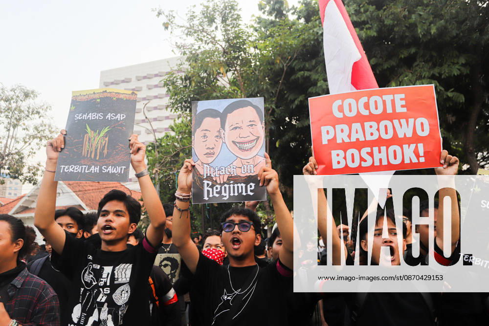 Demonstrators hold up posters during a protest in front of the Gedung Negara Grahadi in Surabaya, East Java, Indonesia, on October 22, 2026. The students demand accountability from the central and regional governments, alleging that both have failed to fulfill their political promises. Their demands include upholding civil supremacy, ending military involvement in the civil sphere, canceling the Free Nutritious Meal (MBG) program and the Red and White Village Cooperatives, and restoring the 20 percent education budget allocation as mandated by the constitution. They also request that forest and land fires (karhutla) be designated a national disaster. The protesters call for Prabowo Subianto - ZUMAp290 20261022_zip_p290_013