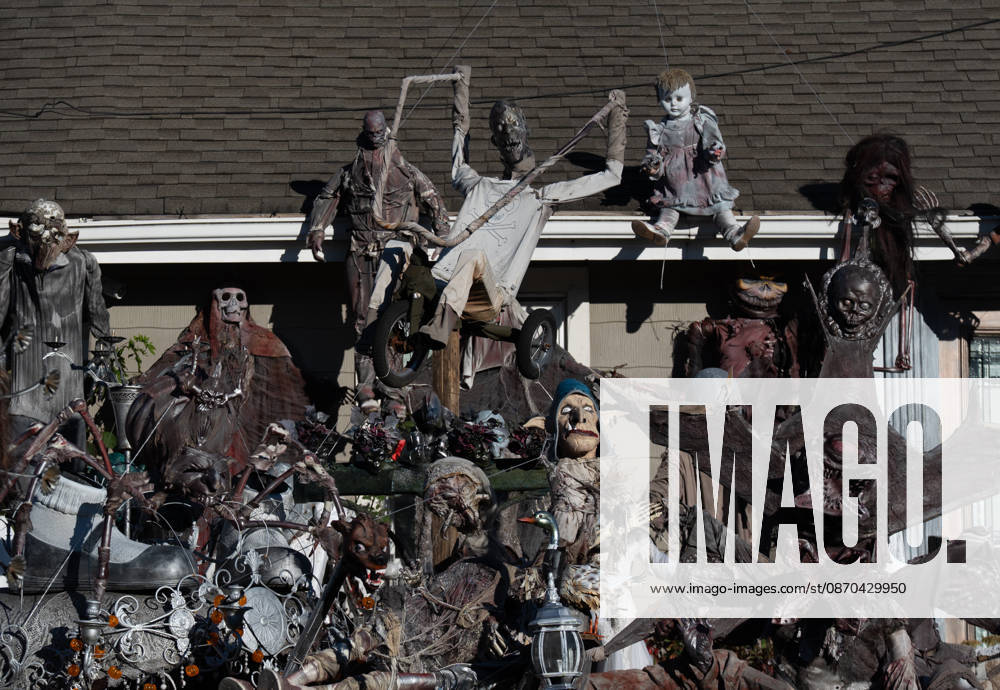 Handmade Zombies Take Over New Jersey Home for Halloween HAWTHORNE, NEW JERSEY - OCTOBER 22: A Halloween display featuring handmade zombies transforms the front lawn and roof of a home on Lafayette Avenue on October 22, 2026, in Hawthorne, New Jersey. Homeowner Tony Rodrigues creates the figures from scratch, incorporating 3D-printed faces into many of the designs. Inspired by Michael Jackson’s Thriller music video, Rodrigues has maintained the Halloween decoration tradition for more than a decade, turning his property into a seasonal attraction for visitors. Lokman Vural Elibol Anadolu New Jersey United States. Editorial use only. Please get in touch for any other usage.