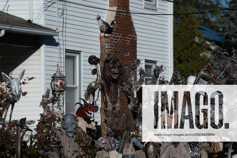 Handmade Zombies Take Over New Jersey Home for Halloween HAWTHORNE, NEW JERSEY - OCTOBER 22: A Halloween display featuring handmade zombies transforms the front lawn and roof of a home on Lafayette Avenue on October 22, 2026, in Hawthorne, New Jersey. Homeowner Tony Rodrigues creates the figures from scratch, incorporating 3D-printed faces into many of the designs. Inspired by Michael Jackson’s Thriller music video, Rodrigues has maintained the Halloween decoration tradition for more than a decade, turning his property into a seasonal attraction for visitors. Lokman Vural Elibol Anadolu New Jersey United States. Editorial use only. Please get in touch for any other usage.