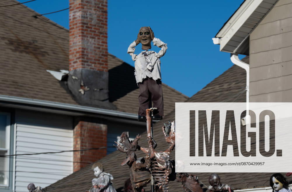 Handmade Zombies Take Over New Jersey Home for Halloween HAWTHORNE, NEW JERSEY - OCTOBER 22: A Halloween display featuring handmade zombies transforms the front lawn and roof of a home on Lafayette Avenue on October 22, 2026, in Hawthorne, New Jersey. Homeowner Tony Rodrigues creates the figures from scratch, incorporating 3D-printed faces into many of the designs. Inspired by Michael Jackson’s Thriller music video, Rodrigues has maintained the Halloween decoration tradition for more than a decade, turning his property into a seasonal attraction for visitors. Lokman Vural Elibol Anadolu New Jersey United States. Editorial use only. Please get in touch for any other usage.