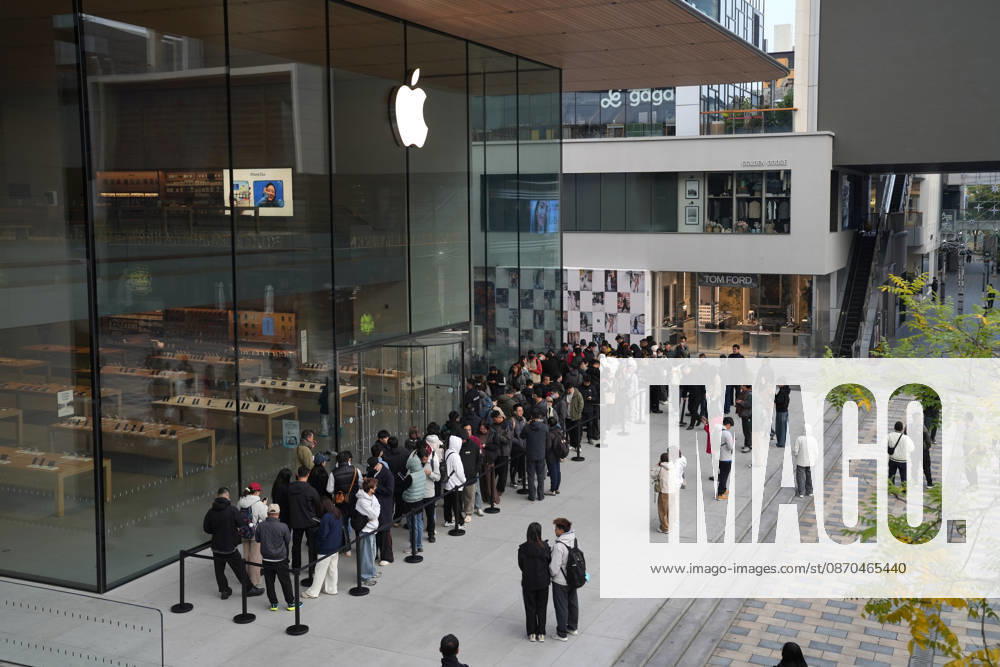Apple s New iPhone Duo goes on sale in China BEIJING, CHINA - OCTOBER 23: Customers queue at Apple Inc. s Sanlitun store during the first day of in-store sales of the iPhone Duo smartphone in Beijing, China, on Friday, Oct. 23, 2026. Stringer Anadolu Beijing China. Editorial use only. Please get in touch for any other usage.