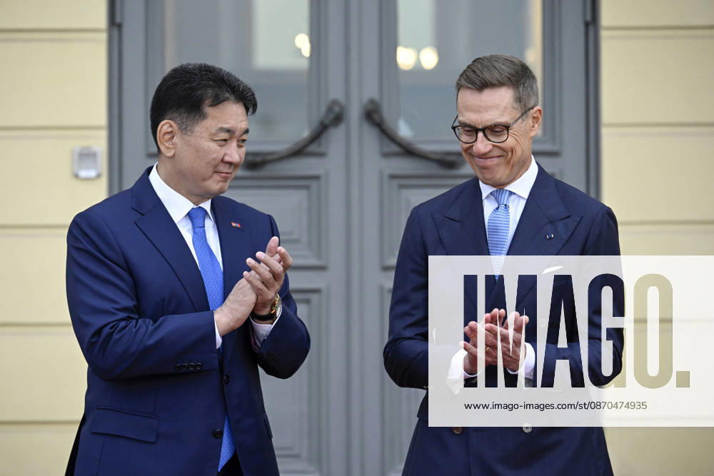 LKS 20261023 Mongolian President Ukhnaa Khurelsukh (left) and Finnish President Alexander Stubb outside the Presidential Palace during the welcoming ceremony of the visit of the President of Mongolia in Helsinki, Finland on October 23, 2026. - MARKKU ULANDER Helsinki Finland