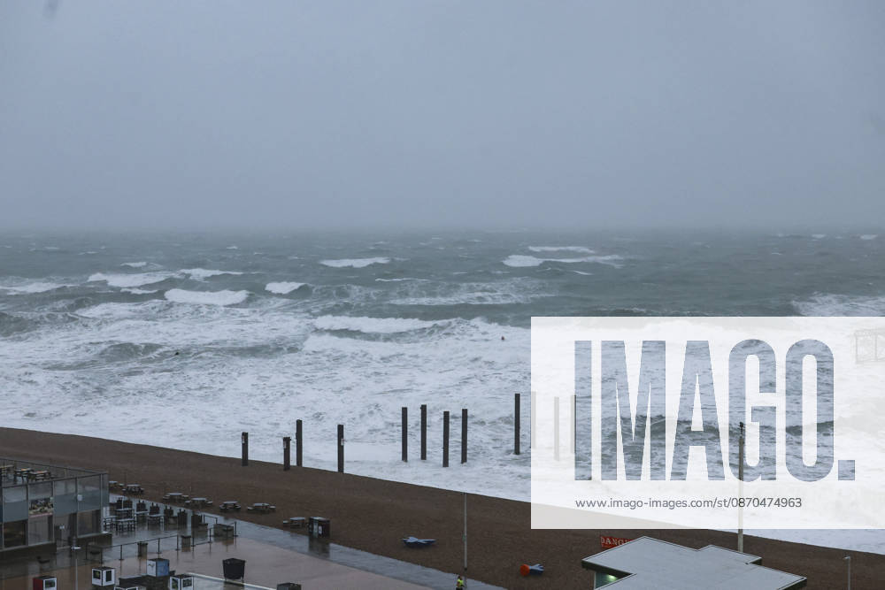 Brighton, UK. Rough seas on the coastline at Brighton in East Sussex as Storm Austen hits the UK. The first named storm of the season, Storm Austen is bringing severe gales and heavy rain with yellow and amber weather warnings for large parts of the country. Brighton UK - ZUMAl94_ 20261023_zaf_l94_002