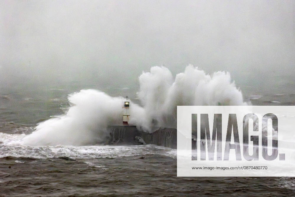 Newhaven, UK. Strong waves crash against Newhaven Breakwater at the entrance to Newhaven Harbour in East Sussex. Storm Austen is expected to bring high tides and strong winds to southern England, with a yellow weather warning in place. Newhaven UK - ZUMAl94_ 20261023_zaf_l94_007