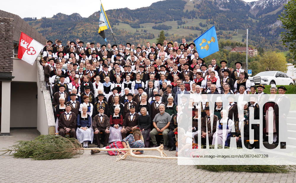2310.26 Kerns Obwalden Schweiz. Aelplerchilbi Erntedank und Aelplerfest.Abschluss des Alpsommers. Bild .Gruppe Aelpler mit Wildmaa Wildmann und Wildwyb Wildweib.