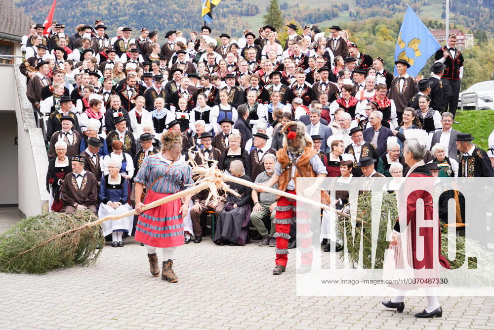 2310.26 Kerns Obwalden Schweiz. Aelplerchilbi Erntedank und Aelplerfest.Abschluss des Alpsommers. Bild .Gruppe Aelpler mit Wildmaa Wildmann und Wildwyb Wildweib.