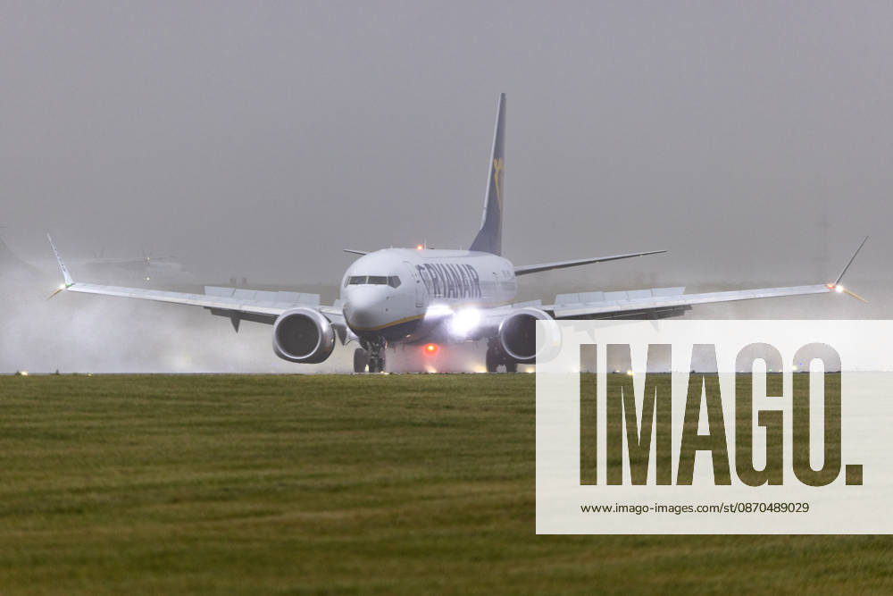 Leeds UK. A Ryanair aircraft is engulfed in water as it lands in the rain this morning at Leeds Bradford airport in Yorkshire as the UK prepares for the arrival of storm Austen. Leeds UK - ZUMAl94_ 20261023_zaf_l94_034