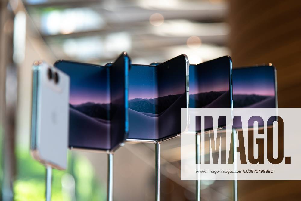 The new iPhone Duo models displayed at an Apple Store..The iPhone Duo, Apple s first foldable phone, was officially launched for purchase at the Apple Store in Bangkok on October 23, 2026. Bangkok Thailand - ZUMAs197 20261023_aaa_s197_003