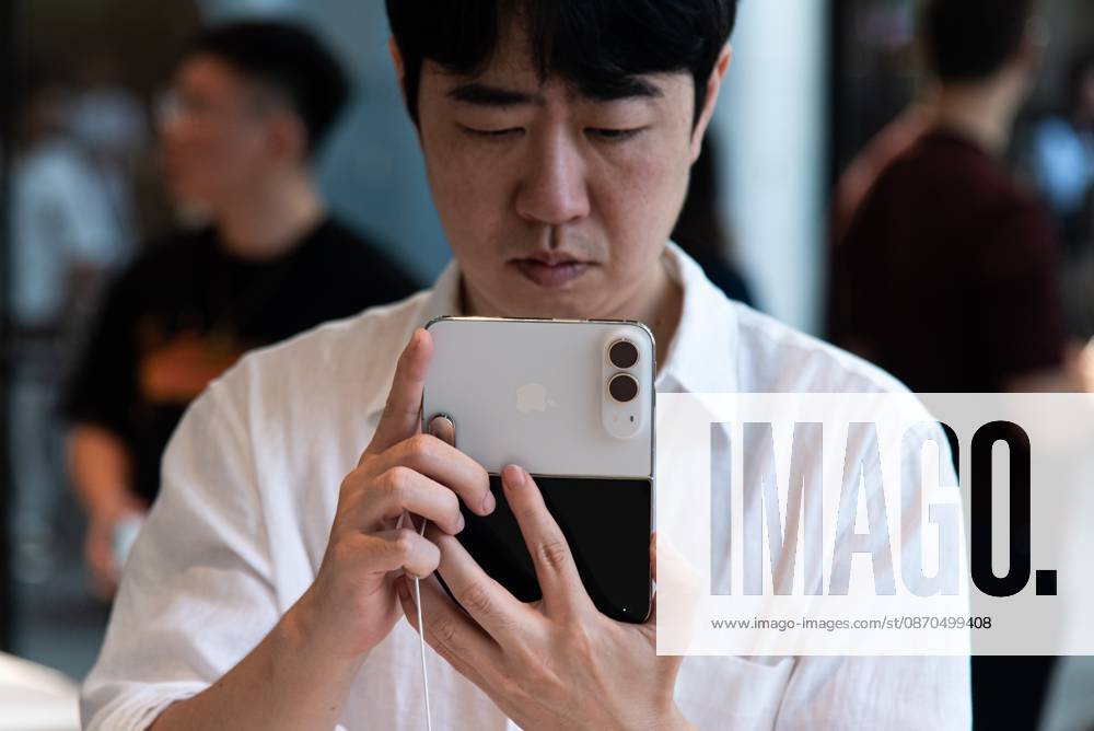 A customer inspects the new iPhone Duo at the Apple Store..The iPhone Duo, Apple s first foldable phone, was officially launched for purchase at the Apple Store in Bangkok on October 23, 2026. Bangkok Thailand - ZUMAs197 20261023_aaa_s197_007