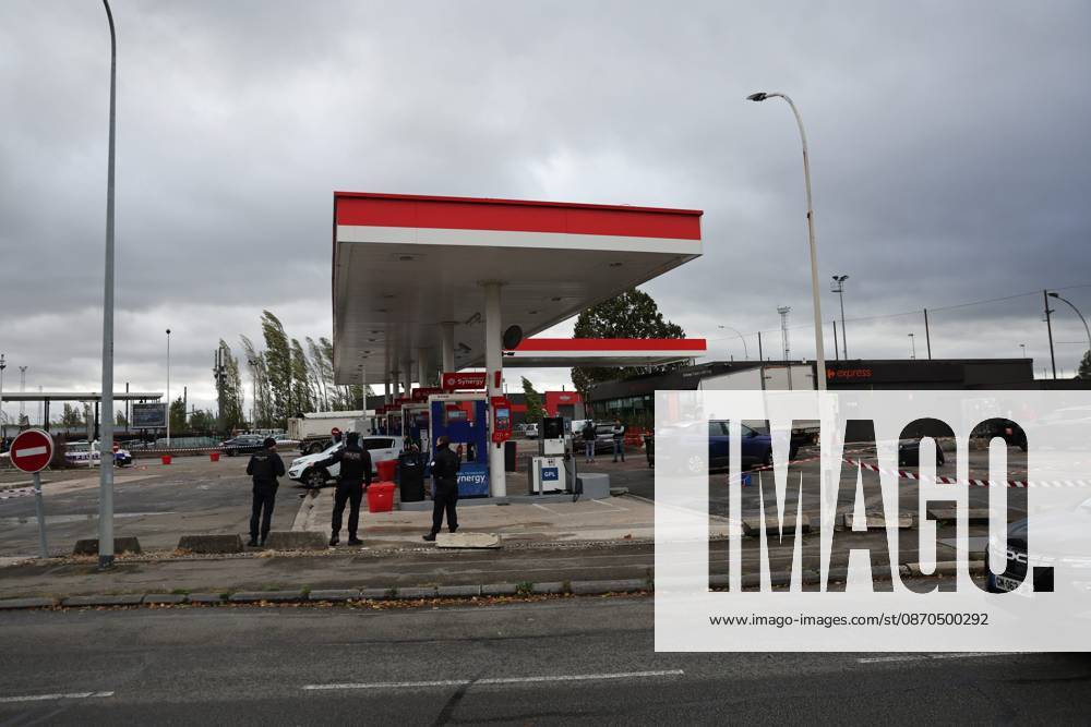 SHOOTER IN TRAPPES PHOTO: QR LE PARISIEN Le Parisien Arnaud Journois PARIS 10 23 2026 Trappes, Yvelines, on October 23, 2026 Shooting at the Esso station in Trappes Photo: Le Parisien Arnaud Journois Trappes, Paris, October 23, 2026 One person was killed and four others were wounded when shots were fired from a vehicle in a Parisian suburb on Friday, French authorities said PARIS, France