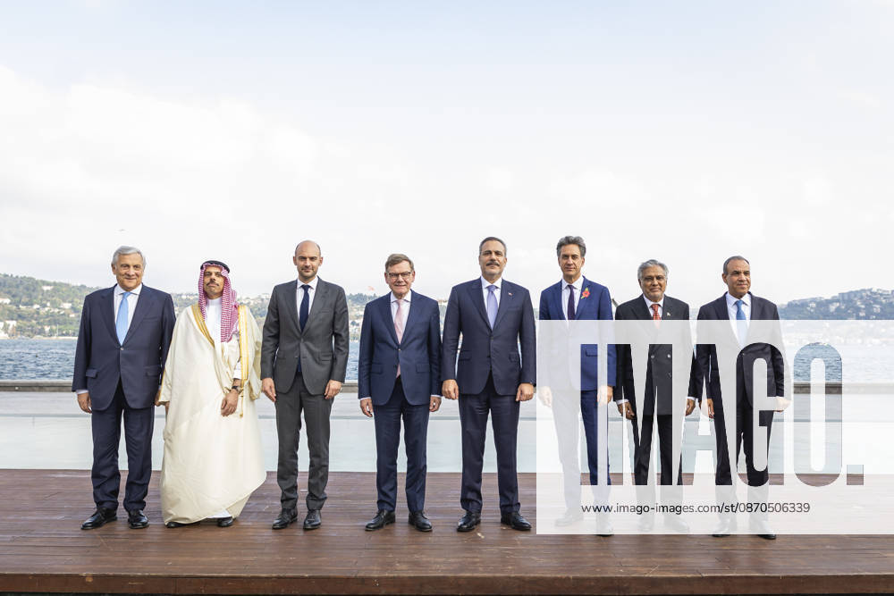 (L-R) Antonio Tajani, Aussenminister von Italien, Prinz Faisal bin Farhan bin Abdullah bin Faisal bin Farhan Al Saud, Aussenminister von Saudi Arabien, Jean-Noel Barrot, Aussenminister von Frankreich, Johann Wadephul, Bundesaussenminister, Hakan Fidan, Aussenminister der Tuerkei, Ed Miliband, Aussenminister von Grossbritannien, Muhammad Ishaq Dar, Aussenminister von Pakistan und Badr Abdelatty, Aussenminister von Aegypten, aufgenommen im Rahmen eines Treffens in Istanbul, 23.10.2026. Fotografiert im Auftrag des Auswaertigen Amtes Istanbul Tuerkei