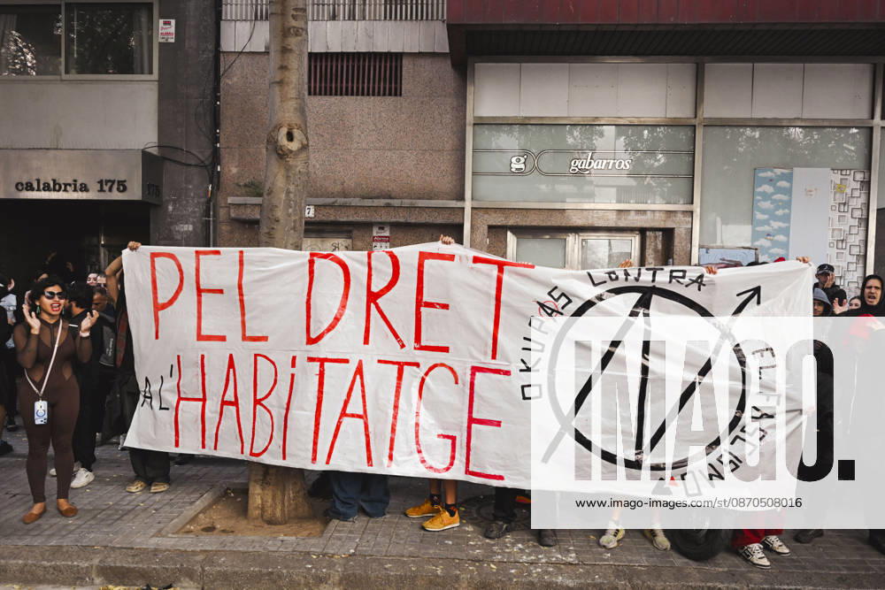 Barcelona, Spain. Demonstrators occupy a building at carrer Calabria 177 in the Eixample neighbourhood during a protest called by the camp for the the right to housing in Plaza Catalunya. Eixample has become one of the many areas unaccesible to citizens with the rising of rental prices in Barcelona. Barcelona Spain - ZUMAm214 20261023_zip_m214_012