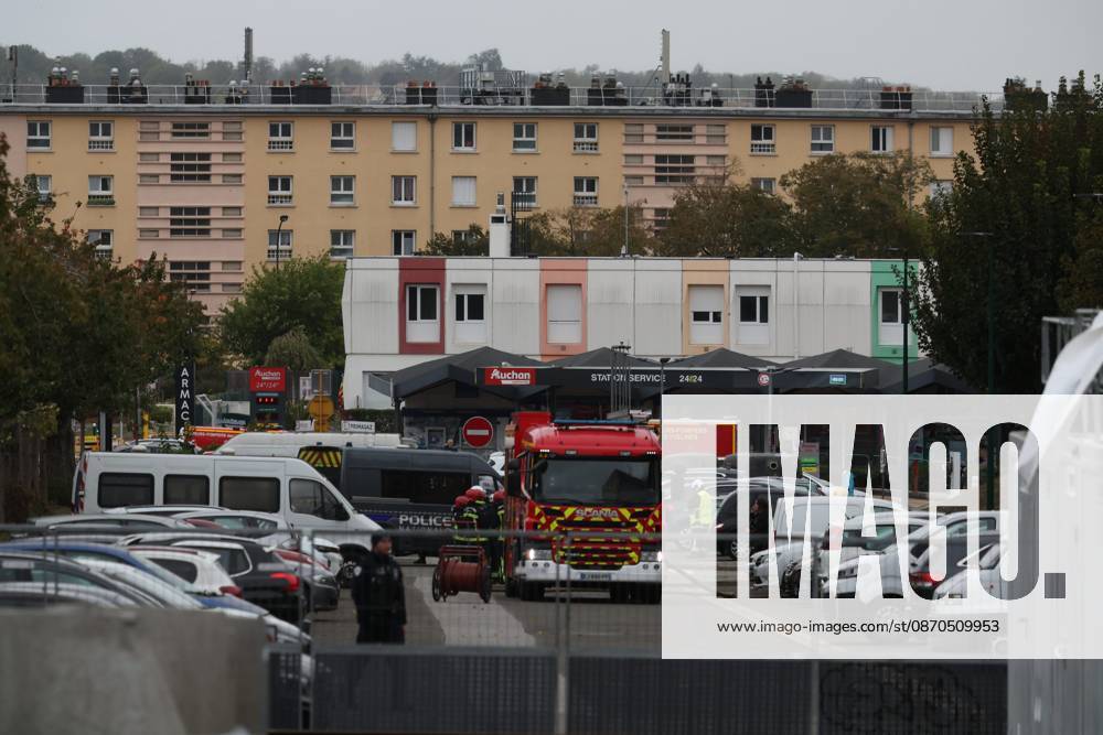 SHOOTER IN TRAPPES PHOTO: QR LE PARISIEN Le Parisien Arnaud Journois Plaisir October 23, 2026 Trappes, Yvelines, on October 23, 2026 Shooting in Trappes at the building where the suspect lives in Plaisir, 78 Photo: Le ParisArnaud Journois One person was killed and four others were seriously wounded when shots were fired from a vehicle in a Parisian suburb on October 23, 2026, in Plaisir, 78, France