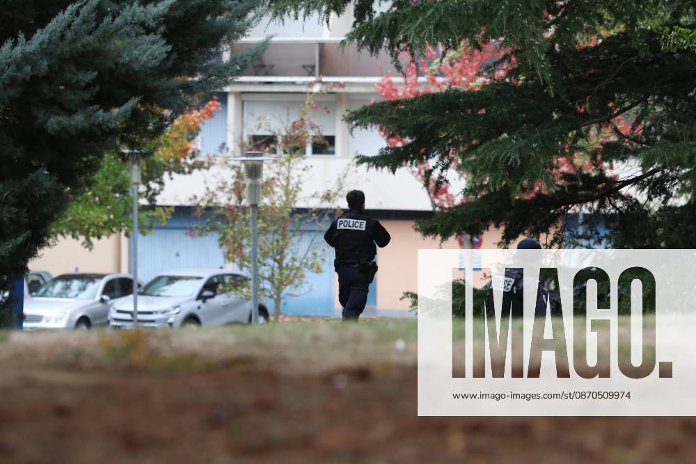 SHOOTER IN TRAPPES PHOTO: QR LE PARISIEN Le Parisien Arnaud Journois Plaisir October 23, 2026 Trappes, Yvelines, on October 23, 2026 Shooting in Trappes at the building where the suspect lives in Plaisir, 78 Photo: Le ParisArnaud Journois One person was killed and four others were seriously wounded when shots were fired from a vehicle in a Parisian suburb on October 23, 2026, in Plaisir, 78, France