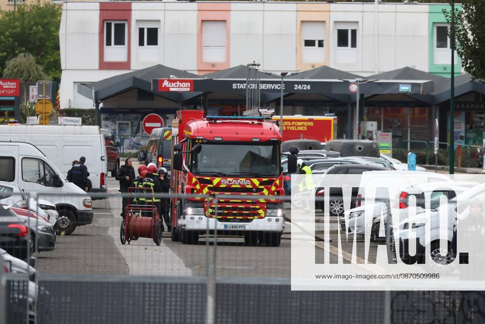 SHOOTER IN TRAPPES PHOTO: QR LE PARISIEN Le Parisien Arnaud Journois Plaisir October 23, 2026 Trappes, Yvelines, on October 23, 2026 Shooting in Trappes at the building where the suspect lives in Plaisir, 78 Photo: Le ParisArnaud Journois One person was killed and four others were seriously wounded when shots were fired from a vehicle in a Parisian suburb on October 23, 2026, in Plaisir, 78, France