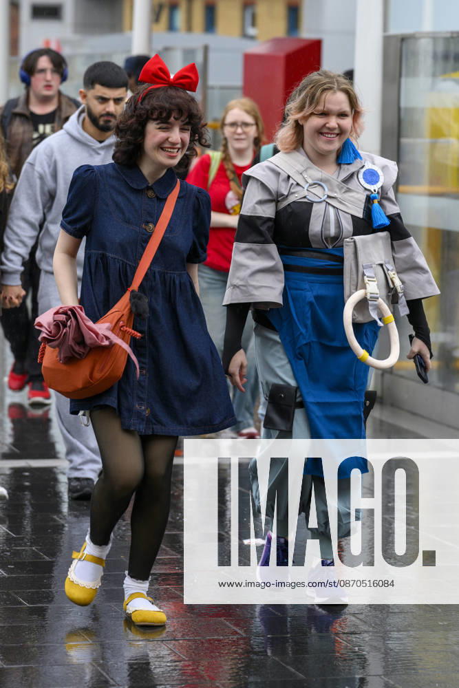 London, UK. Visitors dressed as characters arrive at the London MCM Comic Con held at the Excel venue. The event is the UK s largest pop culture fan convention, celebrating comic books, movies, TV shows, anime, manga, video games, sci-fi, and fantasy. London UK - ZUMAl94_ 20261023_zaf_l94_086