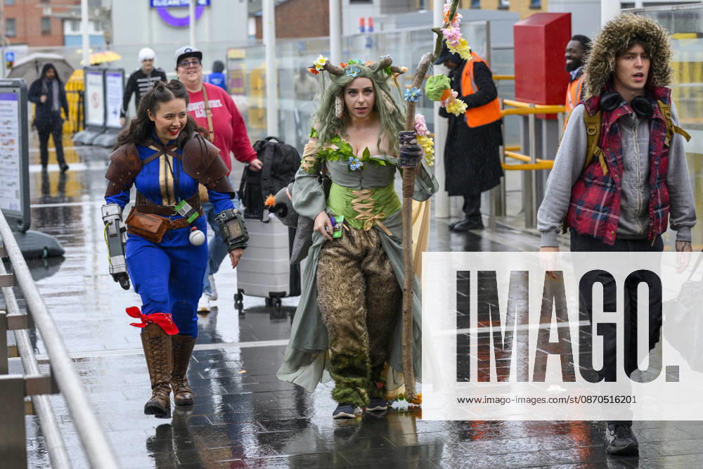 London, UK. Visitors dressed as characters arrive at the London MCM Comic Con held at the Excel venue. The event is the UK s largest pop culture fan convention, celebrating comic books, movies, TV shows, anime, manga, video games, sci-fi, and fantasy. London UK - ZUMAl94_ 20261023_zaf_l94_083