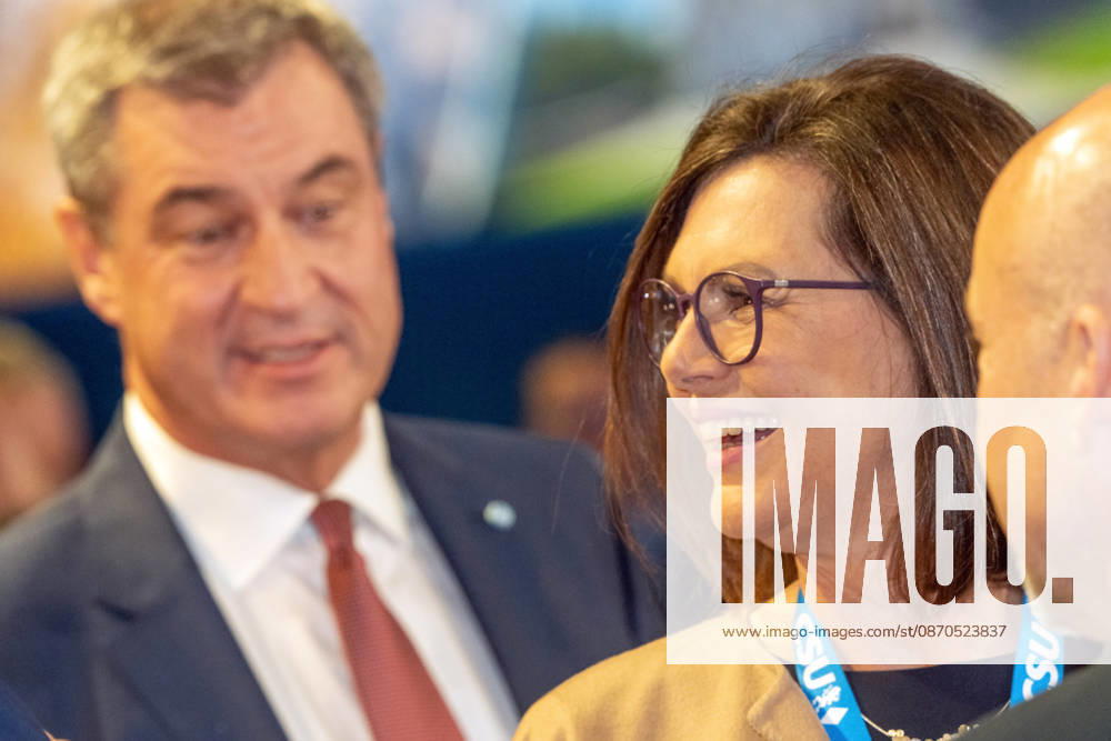 Markus Söder, Bayerischer Ministerpräsident, Ilse Aigner, Landtagspräsidentin und mögliche nächste Bundespräsidentin beim CSU-Parteitag, Messe München, 23. Oktober 2026 Deutschland, München, 23. Oktober 2026, Markus Söder, Bayerischer Ministerpräsident, mit Ilse Aigner, Landtagspräsidentin und CSU-Kandidatin für das Amt des Bundespräsidenten, beim CSU-Parteitag am 23. und 24. Oktober 2026 in der Messe München, Politiker, Bayern