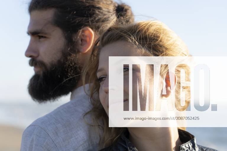 Young couple standing back to back model released Symbolfoto HHLMF00436