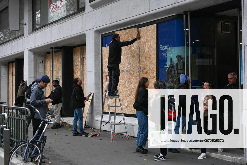 Stores Prepare for Demonstration - Paris Shopkeepers install wooden boards to barricade their shop windows in preparation for demonstration in Paris, France, on October 23, 2026. Photo by Ammar Abd Rabbo ABACAPRESS.COM Paris France