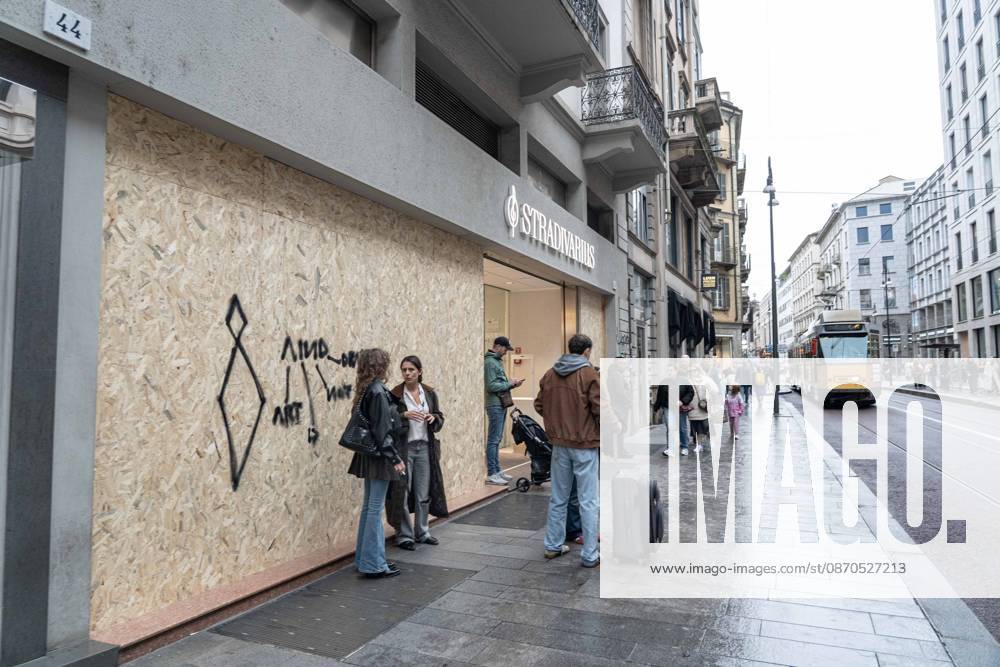 IPA90074376 - Milan, October 23, 2026. The city center is preparing for tomorrows heavily secured Saturday ahead of the march. From police and Carabinieri checkpoints at the Duomo to storefronts reinforced with panels to prevent break-ins on Via Torino. Pictured: Via Torino, where some stores are already shielded with panels, while others have no protection whatsoever.