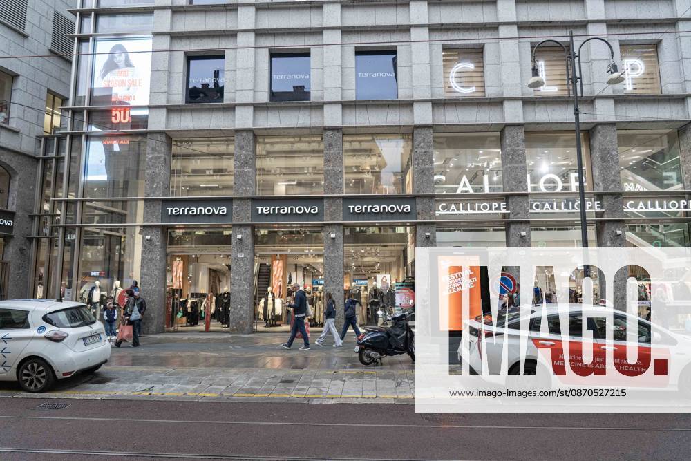 IPA90074386 - Milan, October 23, 2026. The city center is preparing for tomorrows heavily secured Saturday ahead of the march. From police and Carabinieri checkpoints at the Duomo to storefronts reinforced with panels to prevent break-ins on Via Torino. Pictured: Via Torino, where some stores are already shielded with panels, while others have no protection whatsoever.