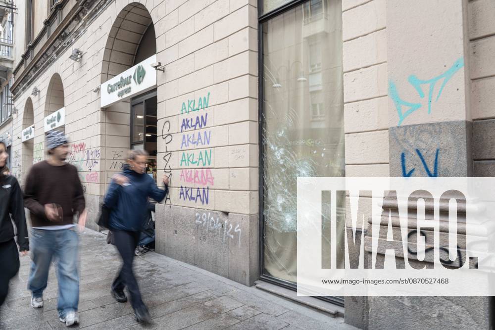 IPA90074337 - Milan, October 23, 2026. The city center is preparing for tomorrows heavily secured Saturday ahead of the march. From police and Carabinieri checkpoints at the Duomo to storefronts reinforced with panels to prevent break-ins on Via Torino. Pictured: Via Torino, where some stores are already shielded with panels, while others have no protection whatsoever.