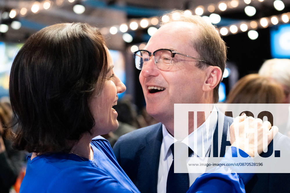 Parteitag 2026 der Partei CSU (Christlich-Soziale-Union) in der Messe München. Bundesminister des Innern der Bundesrepublik Deutschland (Innenminister) Alexander Dobrindt und Bundesministerin für Forschung, Technologie und Raumfahrt Dorothee Bär begrüßen sich