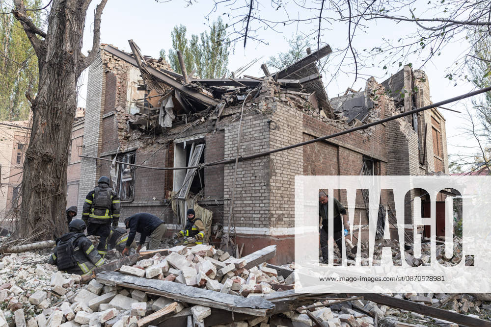 Russian drone attack on a residential building in Kramatorsk KRAMATORSK, UKRAINE - OCTOBER 23: Ukrainian firefighters search through the rubble for a civilian following a Russian air strike on a residential building in Kramatorsk, Ukraine, 23 October 2026 Diego Herrera Carcedo Anadolu Kramatorsk Ukraine. Editorial use only. Please get in touch for any other usage.