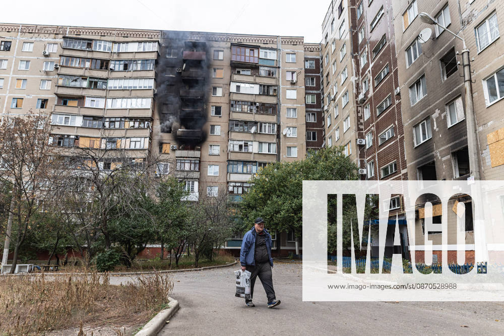 Russian drone attack on a residential building in Kramatorsk KRAMATORSK, UKRAINE - OCTOBER 23: A man walks past a residential building on fire following an attack by a Russian FPV drone in Kramatorsk, Ukraine, 23 October 2026 Diego Herrera Carcedo Anadolu Kramatorsk Ukraine. Editorial use only. Please get in touch for any other usage.
