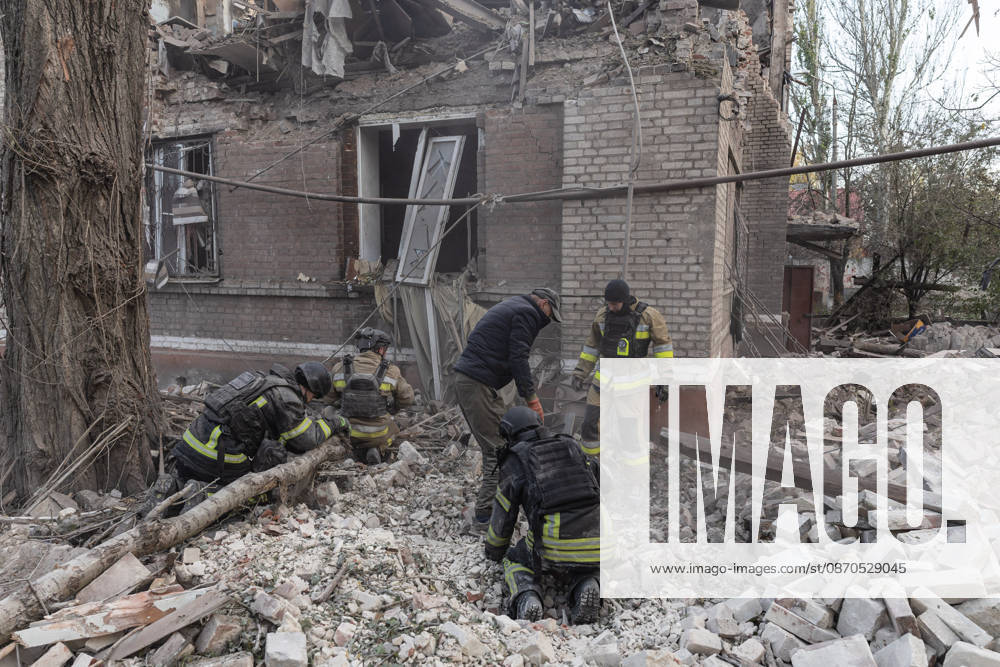 Russian drone attack on a residential building in Kramatorsk KRAMATORSK, UKRAINE - OCTOBER 23: Ukrainian firefighters search through the rubble for a civilian following a Russian air strike on a residential building in Kramatorsk, Ukraine, 23 October 2026 Diego Herrera Carcedo Anadolu Kramatorsk Ukraine. Editorial use only. Please get in touch for any other usage.
