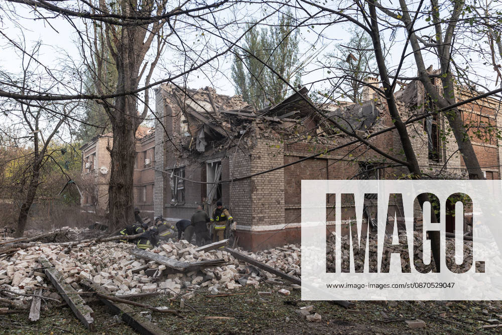Russian drone attack on a residential building in Kramatorsk KRAMATORSK, UKRAINE - OCTOBER 23: Ukrainian firefighters search through the rubble for a civilian following a Russian air strike on a residential building in Kramatorsk, Ukraine, 23 October 2026 Diego Herrera Carcedo Anadolu Kramatorsk Ukraine. Editorial use only. Please get in touch for any other usage.