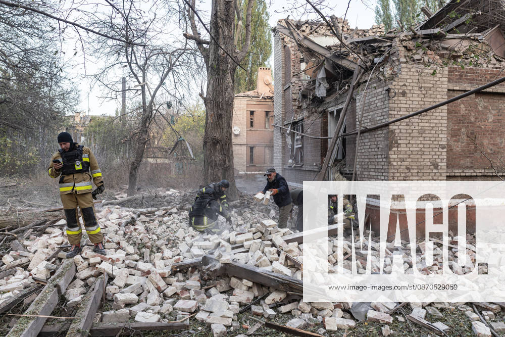 Russian drone attack on a residential building in Kramatorsk KRAMATORSK, UKRAINE - OCTOBER 23: Ukrainian firefighters search through the rubble for a civilian following a Russian air strike on a residential building in Kramatorsk, Ukraine, 23 October 2026 Diego Herrera Carcedo Anadolu Kramatorsk Ukraine. Editorial use only. Please get in touch for any other usage.