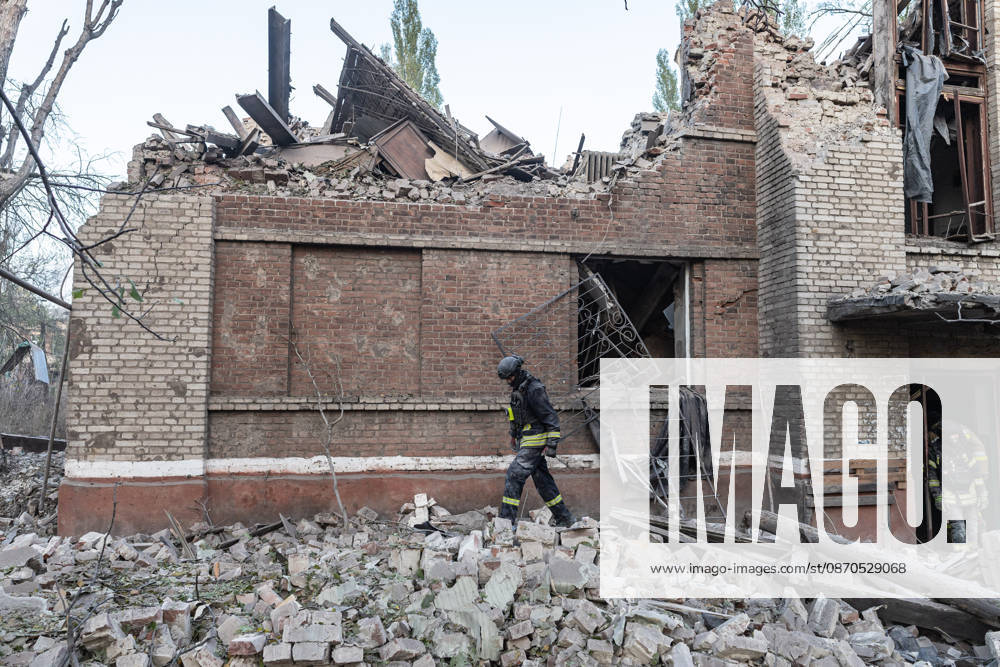 Russian drone attack on a residential building in Kramatorsk KRAMATORSK, UKRAINE - OCTOBER 23: Ukrainian firefighters search through the rubble for a civilian following a Russian air strike on a residential building in Kramatorsk, Ukraine, 23 October 2026 Diego Herrera Carcedo Anadolu Kramatorsk Ukraine. Editorial use only. Please get in touch for any other usage.