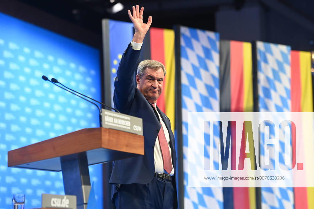 Markus SOEDER (Ministerpraesident Bayern und CSU Vorsitzender) nach seiner Rede, laesst sich feiern.winkt zu den Delegierten. CSU Parteitag 2026 am 23. und 24.10..2026 MESSE MUENCHEN