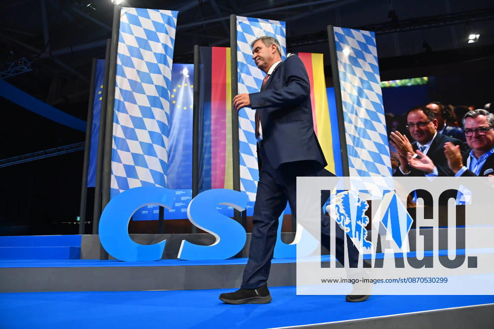 Markus SOEDER (Ministerpraesident Bayern und CSU Vorsitzender) nach seiner Rede, laesst sich feiern,Abgang, geht vom Podium vor CSU Logo. CSU Parteitag 2026 am 23. und 24.10..2026 MESSE MUENCHEN