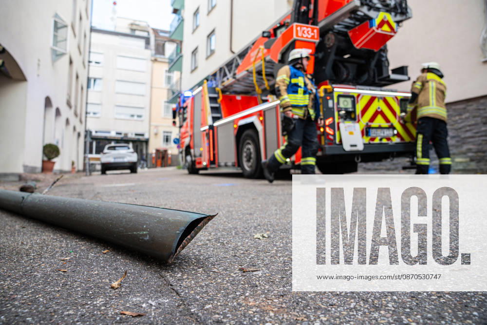 Sturmtief sorgt für gefährliche Lage im Südwesten: Zahlreiche sturmbedingten Einsätze der Feuerwehr in Baden-Baden - Regenrinne löst sich im Sturm und droht von Wohnhaus auf Fahrbahn zu stürzen - Sturmböen mit bis zu 80 km h sorgen für zahlreiche w Der Herbststurm Luise hat am Freitagnachmittag im Südwesten an Fahrt aufgenommen und auch Baden-Baden getroffen. Dort wurden Sturmböen von bis zu 80 km h gemessen. Die Feuerwehr war bei zahlreichen Einsätzen gefordert: Unter anderem stürzten Bäume um, zudem drohte an einem Mehrfamilienhaus eine Regenrinne, sich vollständig zu lösen und auf die Fahrbahn zu fallen. Die Feuerwehr rückte mit einer Drehleiter an, um die Gefahr zu beseitigen. In der Rotenbachtalstraße in Baden-Ba