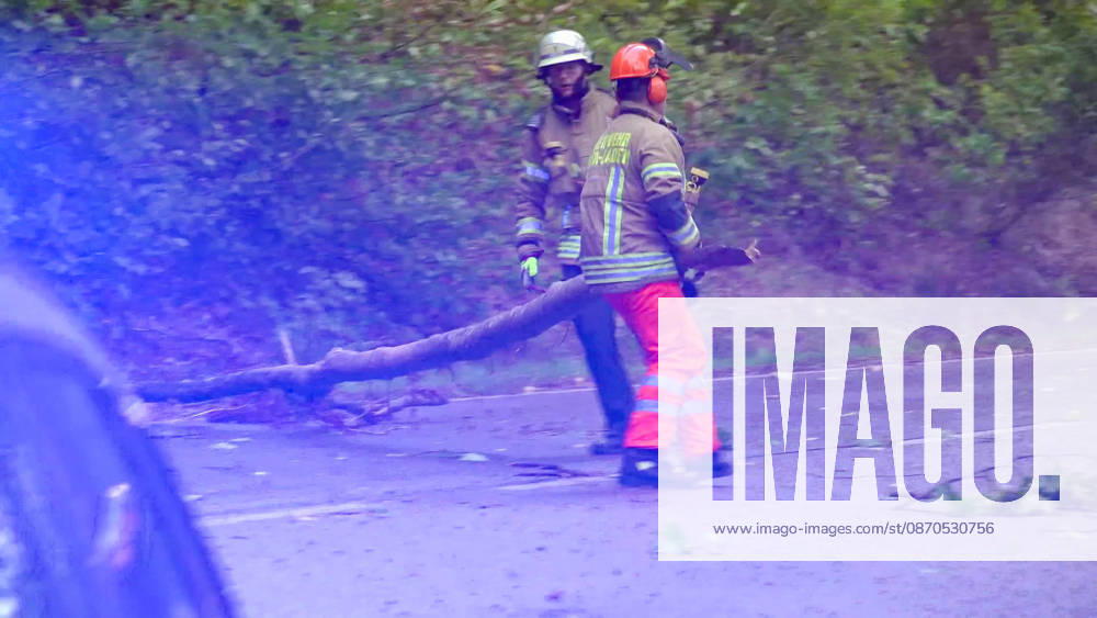 Sturmtief sorgt für gefährliche Lage im Südwesten: Zahlreiche sturmbedingten Einsätze der Feuerwehr in Baden-Baden - Regenrinne löst sich im Sturm und droht von Wohnhaus auf Fahrbahn zu stürzen - Sturmböen mit bis zu 80 km h sorgen für zahlreiche w Der Herbststurm Luise hat am Freitagnachmittag im Südwesten an Fahrt aufgenommen und auch Baden-Baden getroffen. Dort wurden Sturmböen von bis zu 80 km h gemessen. Die Feuerwehr war bei zahlreichen Einsätzen gefordert: Unter anderem stürzten Bäume um, zudem drohte an einem Mehrfamilienhaus eine Regenrinne, sich vollständig zu lösen und auf die Fahrbahn zu fallen. Die Feuerwehr rückte mit einer Drehleiter an, um die Gefahr zu beseitigen. In der Rotenbachtalstraße in Baden-Ba