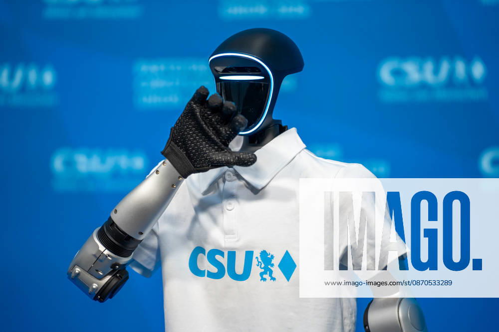 Humanoider Roboter Unitree G1 des chinesischen Herstellers Unitree Robotics mit weißem CSU-Poloshirt