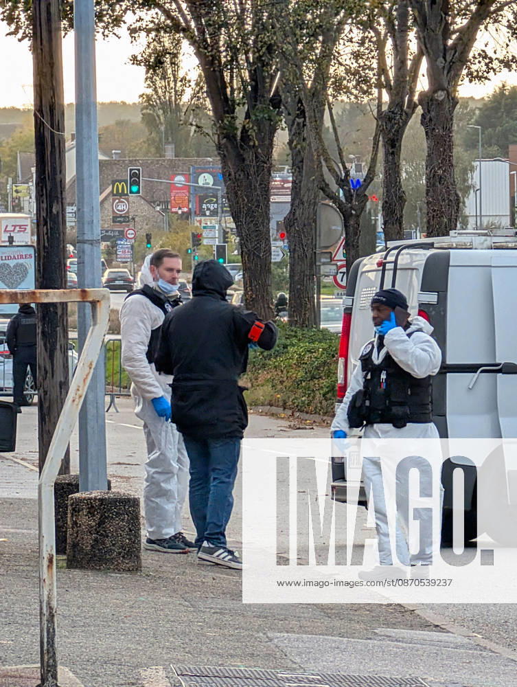 Police Investigate a Suspected Terrorist Shooting in Trappes and La Verrière - France Police officers and forensic experts conduct detailed site investigations at a bar-tabac along the N10 highway following a shooting that originated in Trappes and La Verrière. The attack left one man dead and four others injured, including a critically wounded 12-year-old girl, before the suspect was apprehended in Coignières. France s National Anti-Terrorism Prosecutor s Office (PNAT) is investigating the incident as a terrorist attack. Coignières, France, October 23, 2026. Photo by ABACAPRESS.COM Coignieres Ile-de-France France