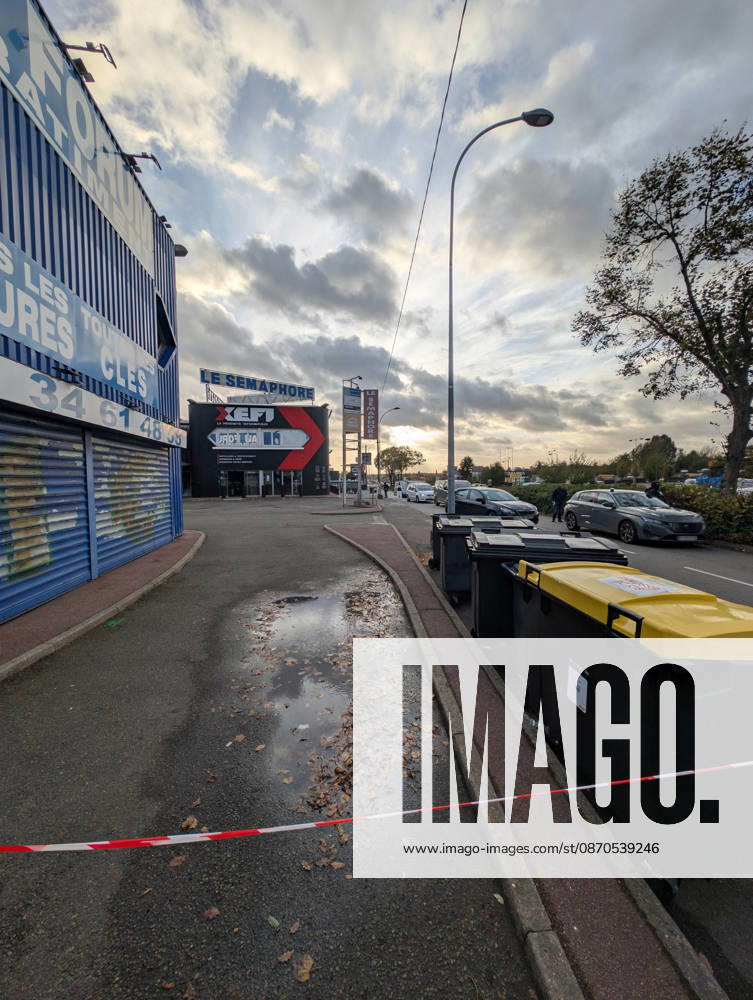 Police Investigate a Suspected Terrorist Shooting in Trappes and La Verrière - France Police officers and forensic experts conduct detailed site investigations at a bar-tabac along the N10 highway following a shooting that originated in Trappes and La Verrière. The attack left one man dead and four others injured, including a critically wounded 12-year-old girl, before the suspect was apprehended in Coignières. France s National Anti-Terrorism Prosecutor s Office (PNAT) is investigating the incident as a terrorist attack. Coignières, France, October 23, 2026. Photo by ABACAPRESS.COM Coignieres Ile-de-France France