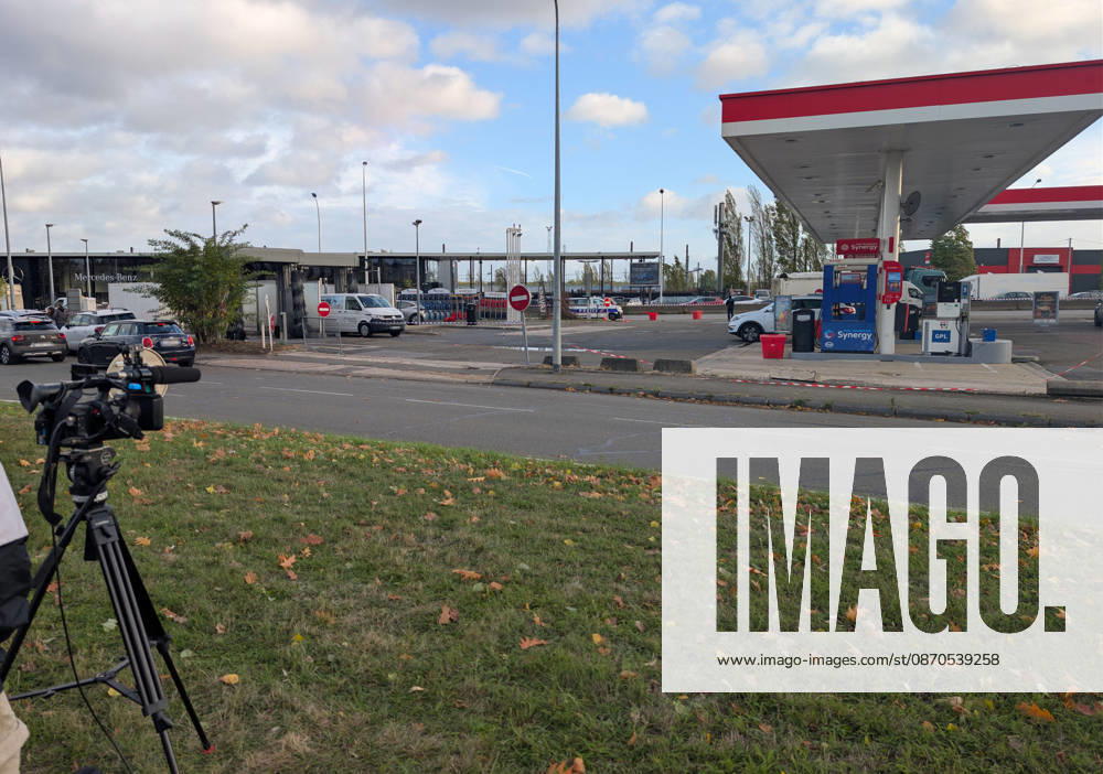 Police Investigate a Suspected Terrorist Shooting in Trappes and La Verrière - France Journalists and camera crews set up live broadcasts outside an Esso gas station along the N10 highway while police officers and forensic experts conduct investigations following a shooting across Trappes and La Verrière. The attack left one man dead and four others injured, including a 12-year-old girl who was critically wounded, before the suspect was apprehended in nearby Coignières. Trappes, France, October 23, 2026. Photo by ABACAPRESS.COM Trappes Ile-de-France France