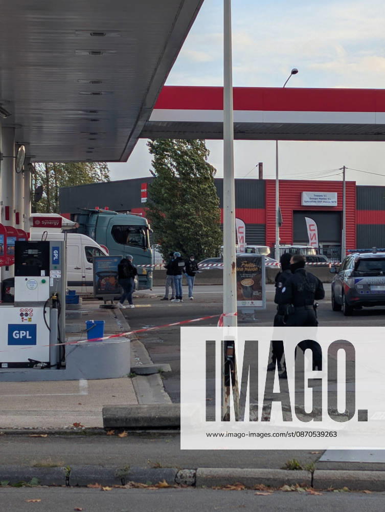 Police Investigate a Suspected Terrorist Shooting in Trappes and La Verrière - France Police officers and forensic experts conduct detailed site investigations at an Esso gas station along the N10 highway following a shooting across Trappes and neighboring La Verrière. The attack left one man dead and four others injured, including a 12-year-old girl who was critically wounded. France s National Anti-Terrorism Prosecutor s Office (PNAT) has opened an investigation after a gunman fired at bystanders from a vehicle before being arrested in nearby Coignières. Trappes, France, October 23, 2026. Photo by ABACAPRESS.COM Trappes Ile-de-France France